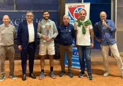 Il sindaco, Marco Gallo, e l’assessore allo Sport, Diego Bressi,  con i dirigenti del Tennis Club Busca alle premiazioni dei tornei